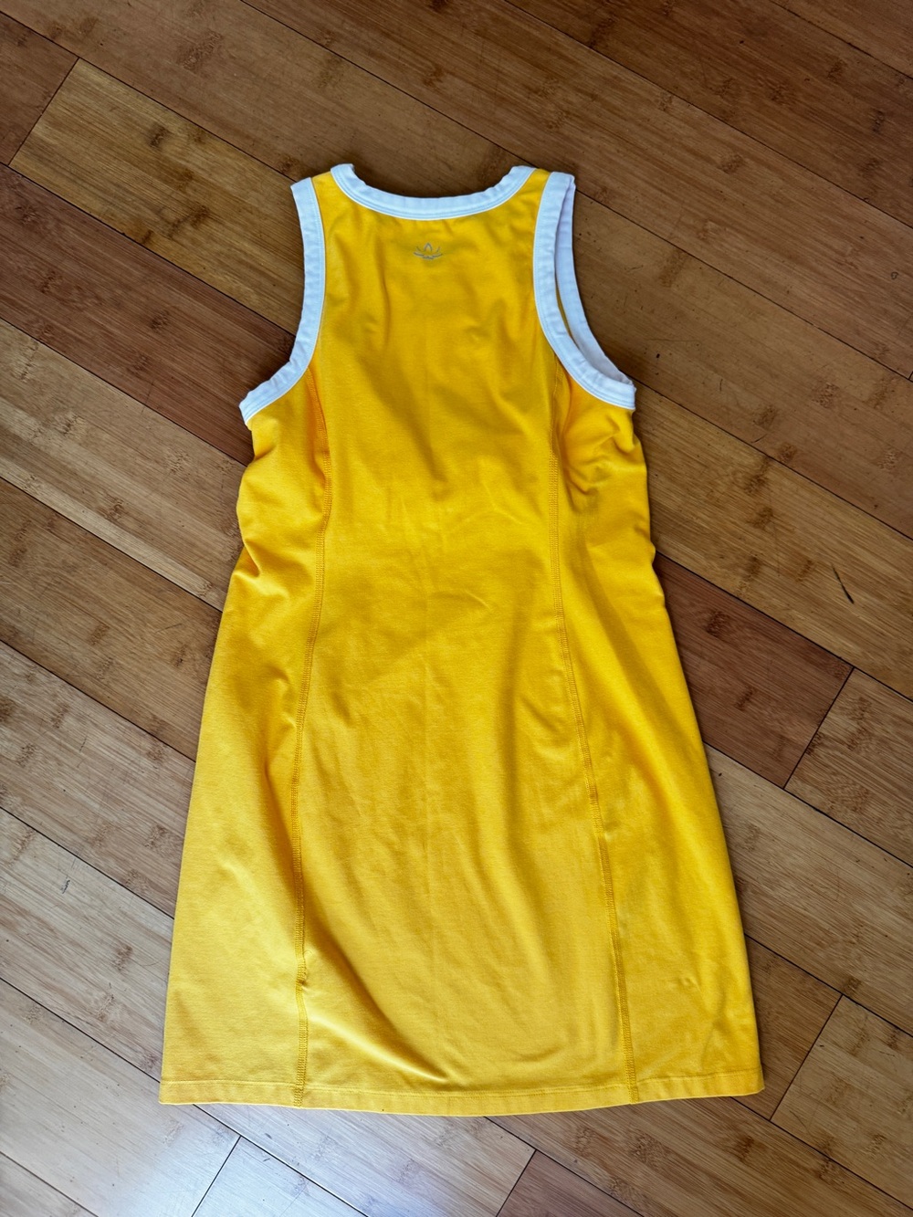 BEYOND YOGA yellow white mini tennis dress with built in bra - Picture 3 of 4